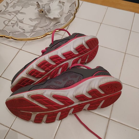 Under armour Micro G Assert IV EUC - Picture 2 of 8